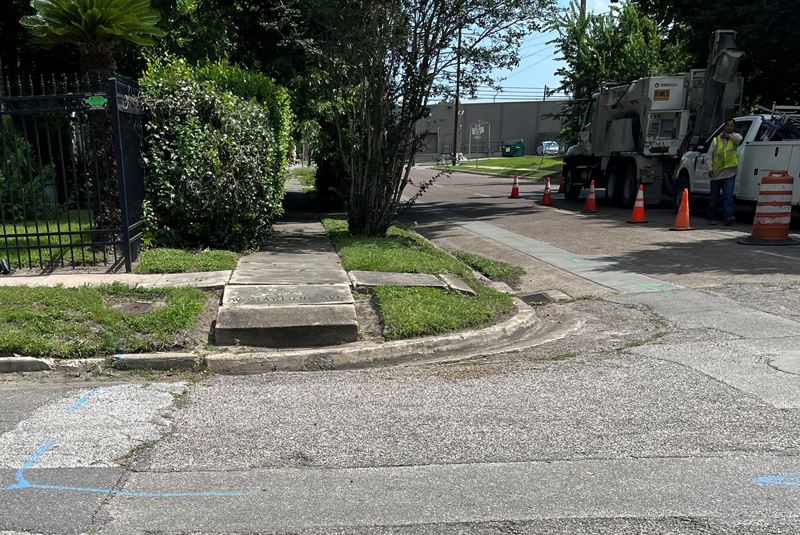 A sidewalk downtown with a sharp drop-off at the curb