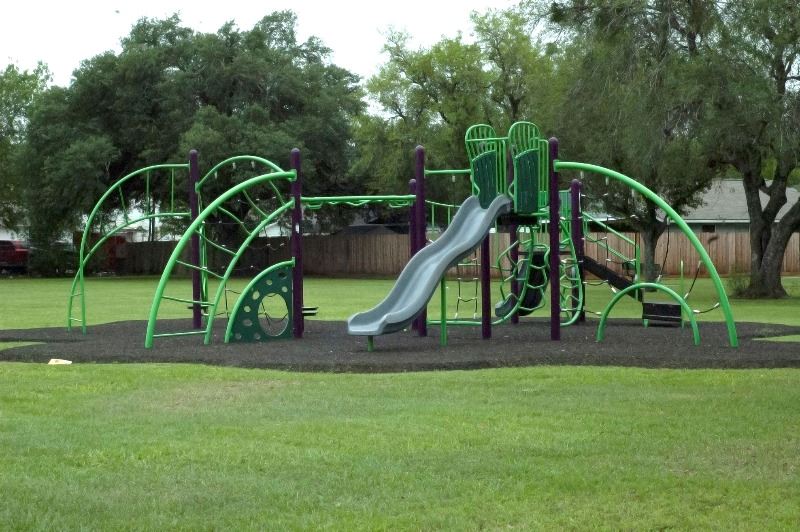 Far view of the playground at Will Rogers Park